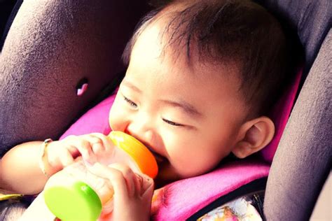 Can You Feed Baby Bottle in Car Seat: Navigating the Nuances of On-the-Go Nourishment